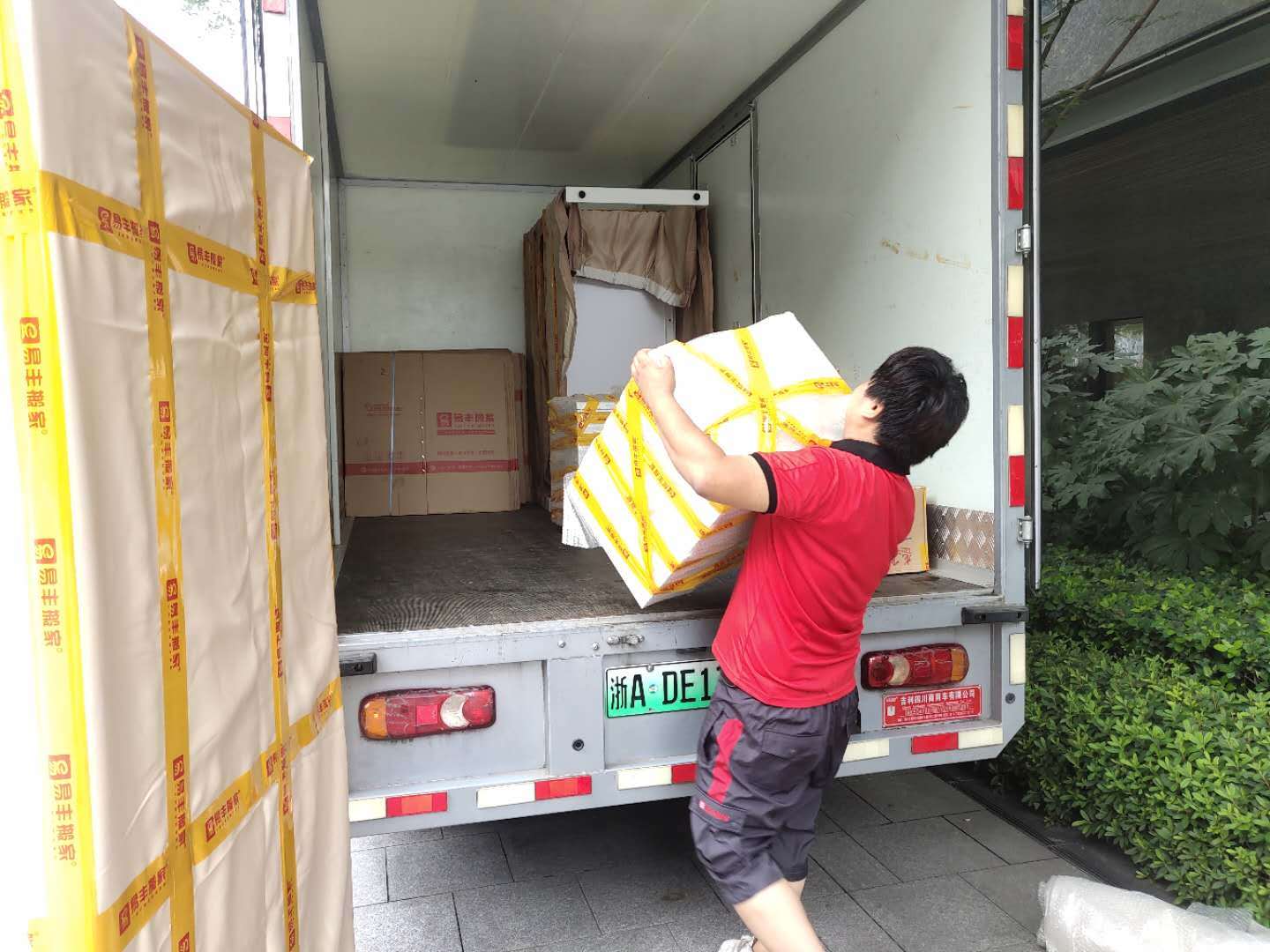 凌晨2点隔壁情侣如此骚操作,我连夜微信求房东退房,搬进单身公寓的那一刻爽
